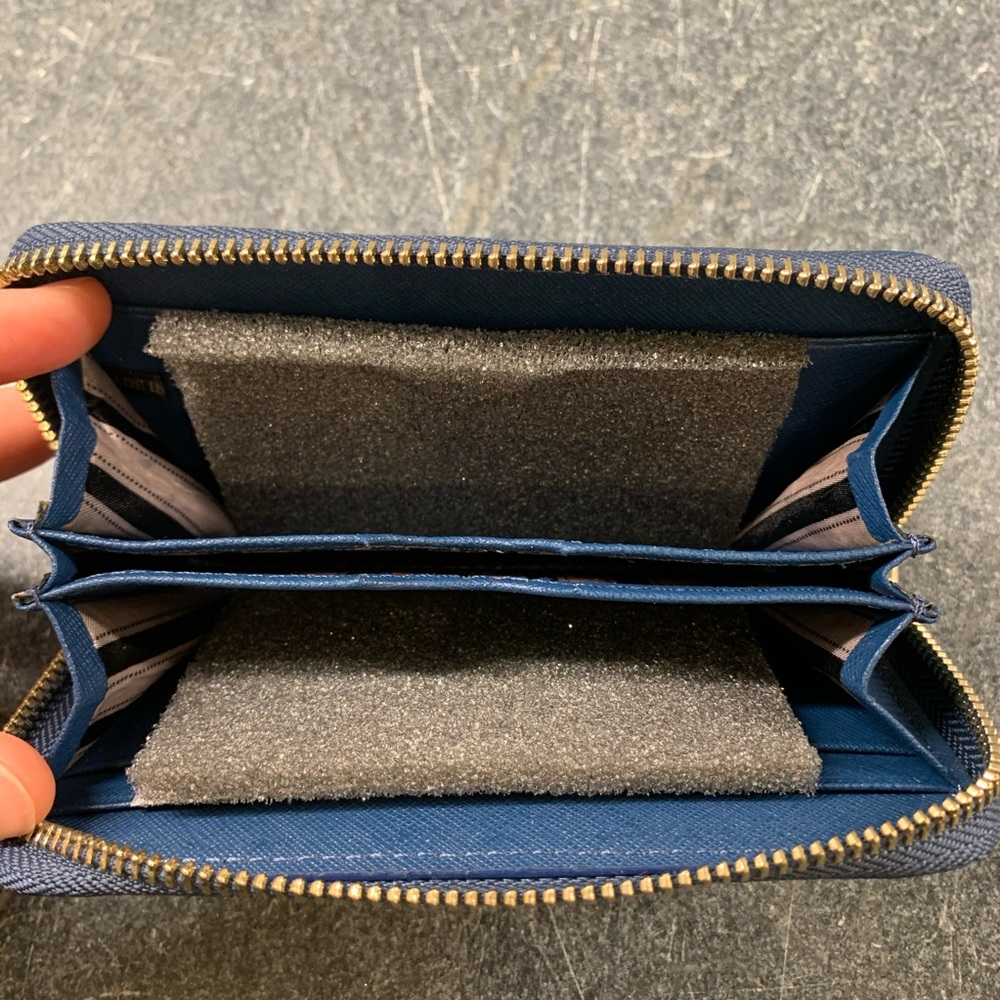 Robert Matthew Leather Wallet Wristlet - Picture 3 of 6